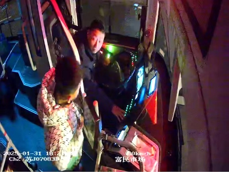 小孩上车.jpg