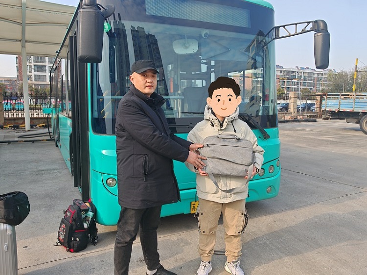 6-刘谷明归还电脑.jpg