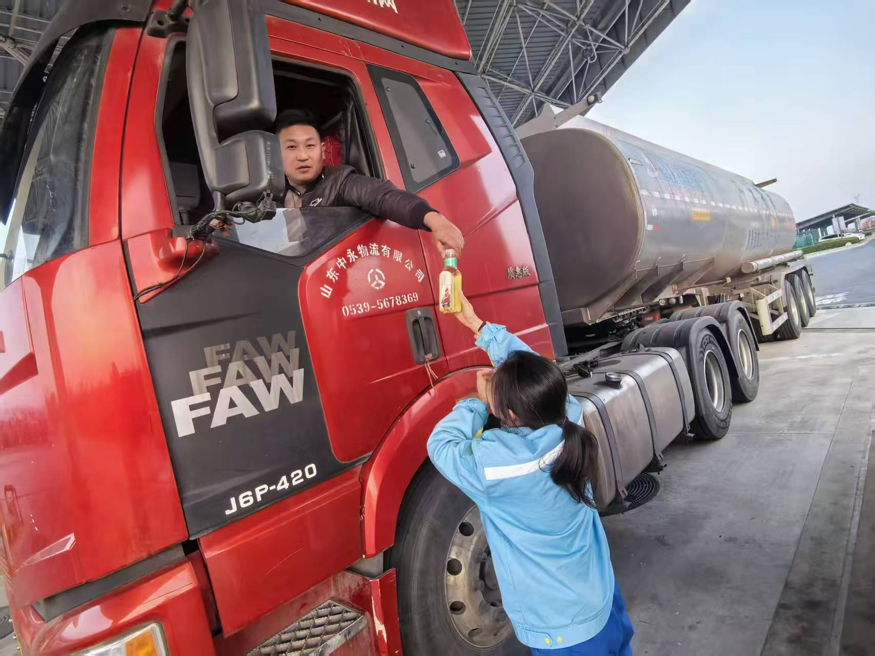 加油站2.jpg 加油站2.jpg